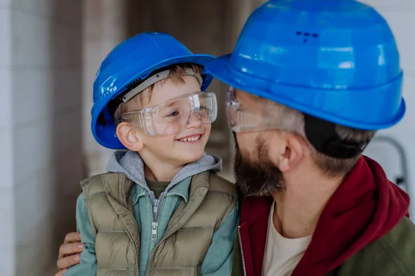Father His Little Son Having Fun Unfinished Home — Stock Photo, Image