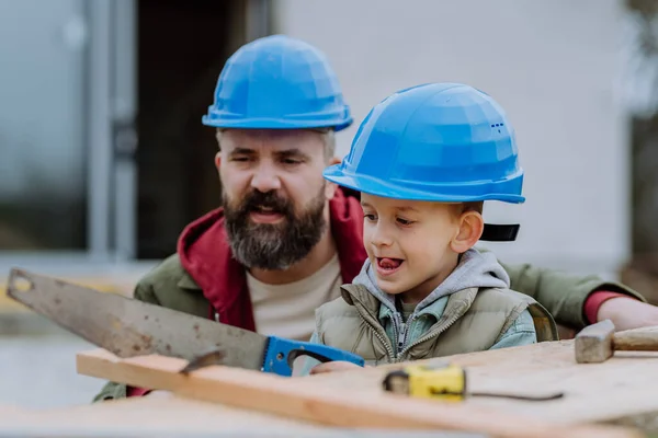 Ojciec Jego Synek Pracują Razem Przed Ich Niedokończonym Domem — Zdjęcie stockowe
