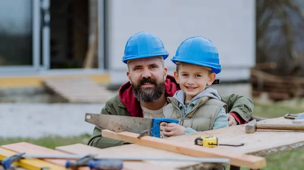Father His Little Son Working Together Front Unfinished House — Stock Photo, Image