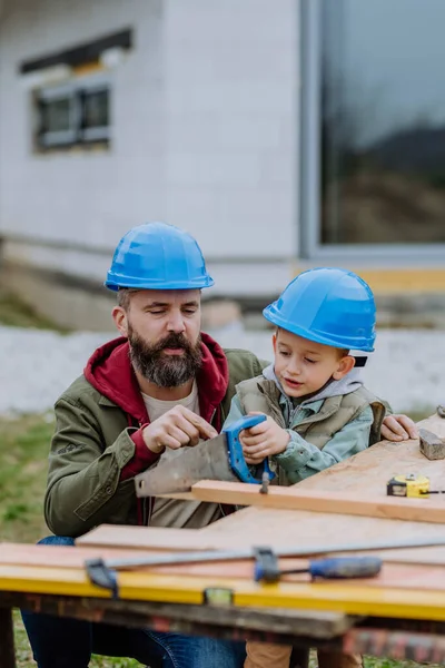 Vater Und Sein Kleiner Sohn Arbeiten Gemeinsam Vor Ihrem Unfertigen — Stockfoto