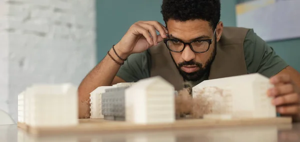 Jonge Multiraciale Architect Ontwerpt Gebouw Zijn Kantoor — Stockfoto