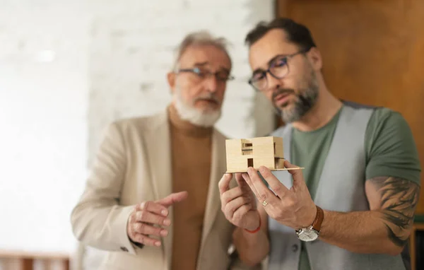 Les Jeunes Architectes Conçoivent Maison Pour Couple Personnes Âgées — Photo