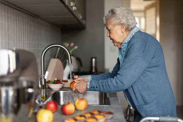 Glückliche Seniorin Wäscht Äpfel Der Küche Gradmother Bereitet Backwaren Muffins — Stockfoto