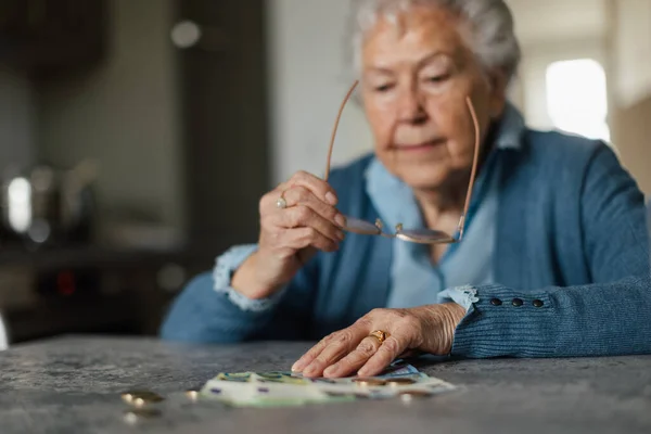 Δυστυχισμένη Ηλικιωμένη Γυναίκα Που Μετράει Σύνταξή Της Στο Σπίτι Οικονομικά — Φωτογραφία Αρχείου
