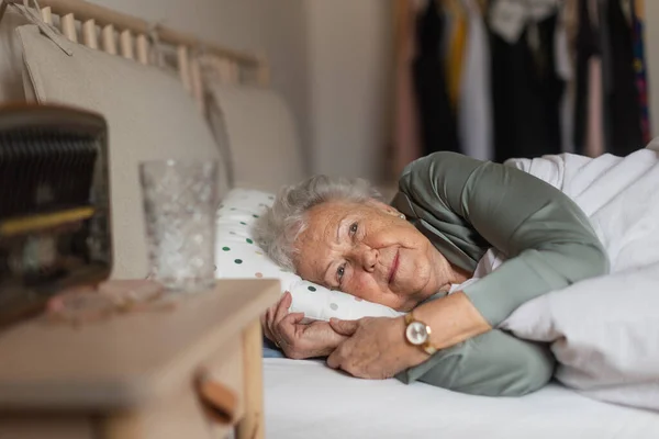 Yaşlı Kadın Yatağında Yalnız Uyuyor Yaşlı Bir Kadının Yalnızlığı Sosyal — Stok fotoğraf