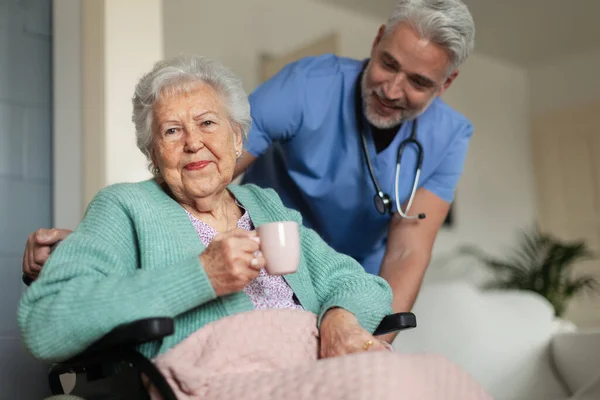 Pflegerin Bei Der Regelmäßigen Kontrolle Der Seniorin Ihrem Haus Umsichtige — Stockfoto