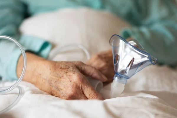 Nahaufnahme Einer Sauerstoffmaske Die Von Einem Älteren Patienten Krankenhaus Gehalten — Stockfoto