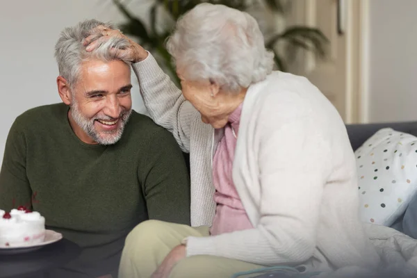 Reifer Mann Und Ältere Frau Verbringen Wertvolle Zeit Miteinander Erwachsener — Stockfoto
