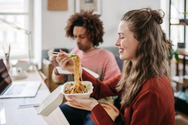 Genç meslektaşlarım ofiste öğle yemeği yiyor..