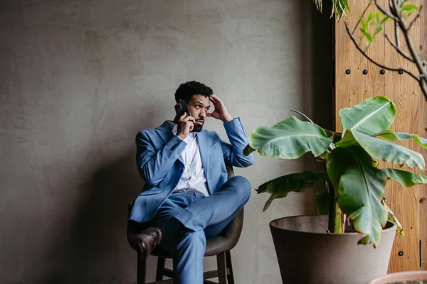 Πορτρέτο Ενός Νεαρού Επιχειρηματία Που Κάθεται Κοντά Στο Παράθυρο Στο — Φωτογραφία Αρχείου