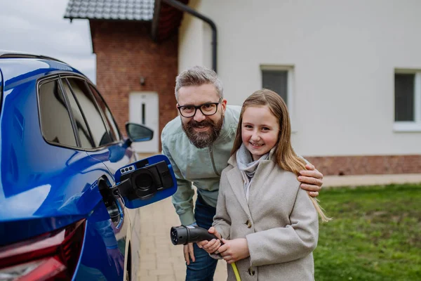 Mature Man His Daughter Charging Electric Car — Stock Photo, Image