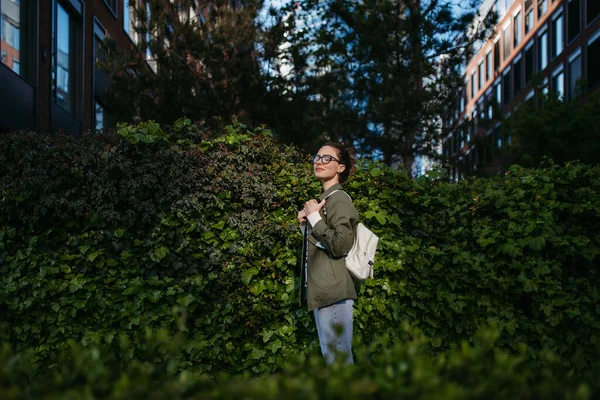 Портрет Молодої Жінки Насолоджуючись Природою Міському Парку — стокове фото