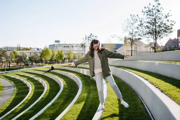 都会の公園で自由な時間を過ごす若い女性 — ストック写真