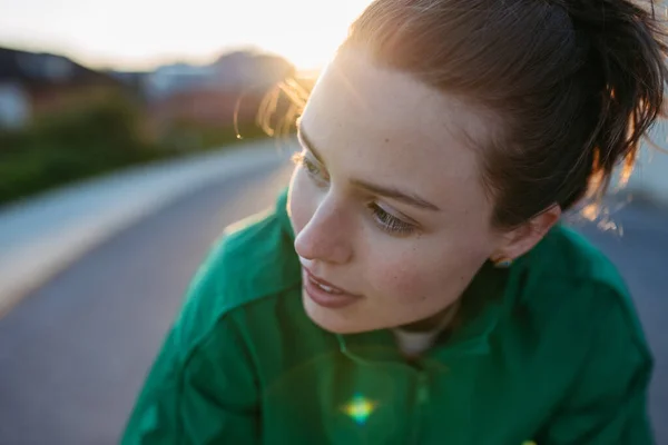 日没時のスポーツ服の屋外の若い女性の肖像画 — ストック写真