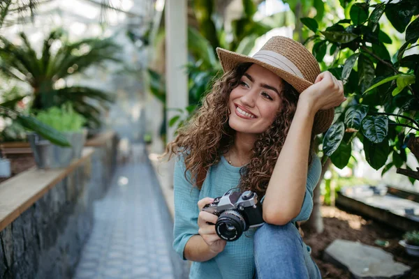 Portret Van Jonge Mooie Vrouw Met Camera Botanische Tuin — Stockfoto