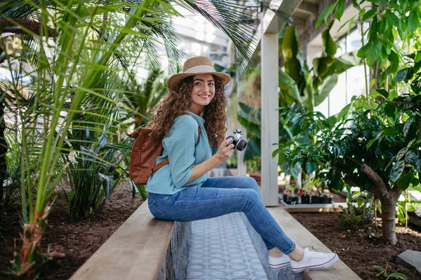 Porträt Einer Jungen Schönen Frau Botanischen Garten — Stockfoto