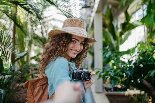 Portrait Jeune Belle Femme Avec Caméra Dans Jardin Botanique — Photo