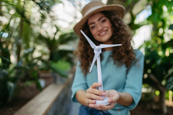Jeune Femme Dans Jardin Botanique Tenant Modèle Éolienne Concept Énergie — Photo