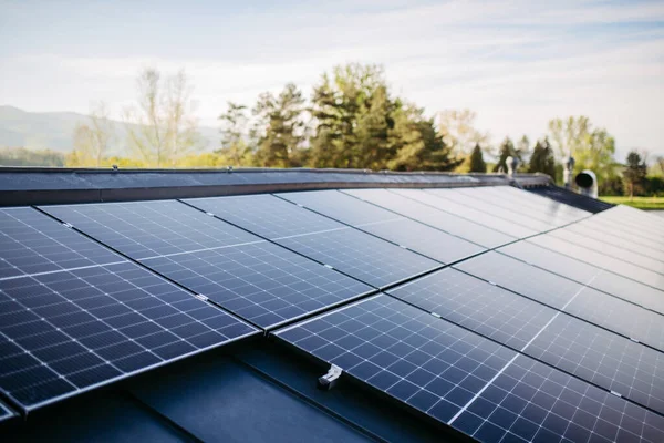 Zamykanie Paneli Słonecznych Zainstalowanych Dachu — Zdjęcie stockowe
