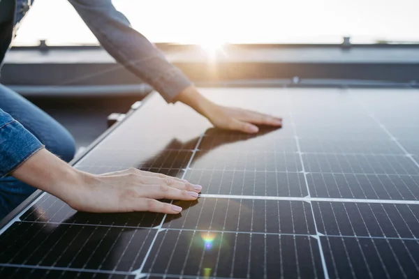 Blisko Kobiety Dotykającej Paneli Słonecznych Dachu — Zdjęcie stockowe