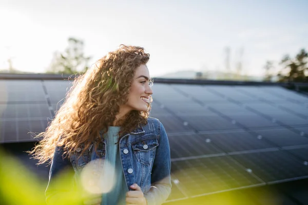 Portrét Mladé Ženy Majitel Střeše Solárními Panely — Stock fotografie