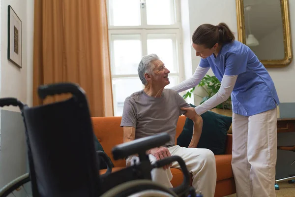 Νεαρή Νοσοκόμα Φροντίζει Ηλικιωμένους Ηλικιωμένους Βοηθώντας Τον Πόδια — Φωτογραφία Αρχείου