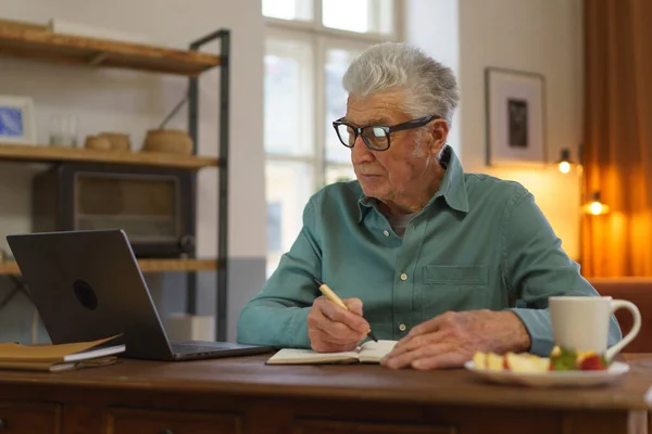 Uomo Anziano Che Scrive Appunti Nel Suo Diario Con Computer — Foto Stock