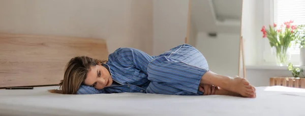 Młoda Kobieta Leżąca Sama Łóżku Pojęcie Zdrowia Psychicznego — Zdjęcie stockowe
