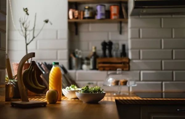 Close Cozinha Com Uma Salada Suco — Fotografia de Stock