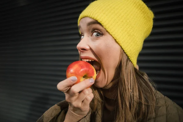 Retrato Una Joven Mujer Moda Comiendo Una Manzana — Foto de Stock