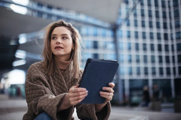 디지털 태블릿을 가지고 도시에서 유행하는 여성의 — 스톡 사진