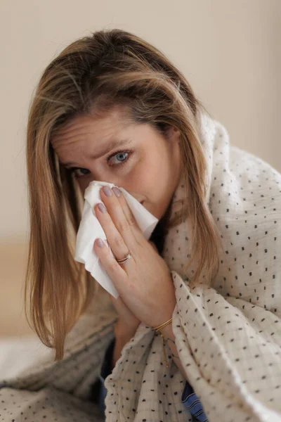 Retrato Una Joven Enferma Estornudando Dormitorio — Foto de Stock