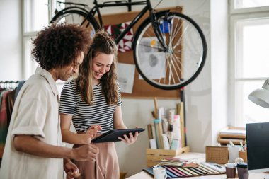 Girişimci bir şirkette birlikte çalışan genç meslektaşlar.