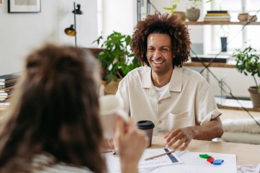 Yaratıcı atölyede birlikte çalışan genç meslektaşlar.