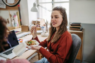 Genç meslektaşlarım ofiste öğle yemeği yiyor..