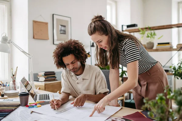 Yaratıcı atölyede birlikte çalışan genç meslektaşlar.