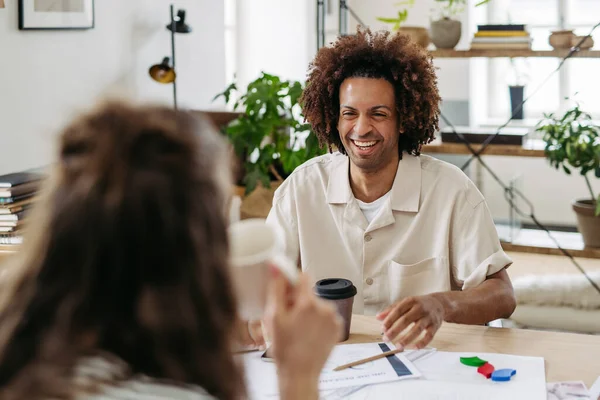 Yaratıcı atölyede birlikte çalışan genç meslektaşlar.