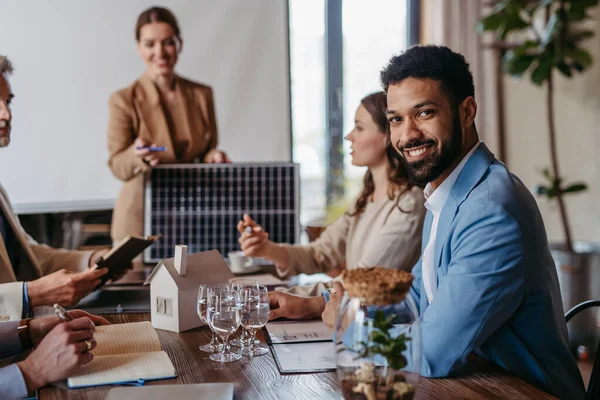 Female Business Leader Giving Presentation Solar Energy Young Colleagues Discussing — Stock Photo, Image