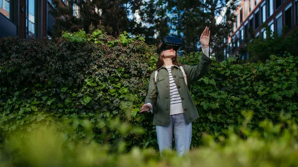 Портрет Счастливой Женщины Очках Виртуальной Реальности Открытым Небом — стоковое фото