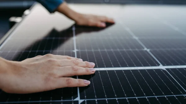 Nahaufnahme Einer Frau Die Solarzellen Auf Dem Dach Berührt — Stockfoto