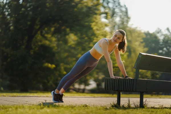 Ganzkörperporträt Einer Schönen Fitness Frau Die Liegestütze Gegen Eine Parkbank — Stockfoto