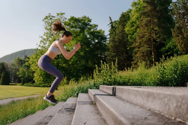 Sportieve Vrouw Die Hurkhurken Doet Trappen Het Stadspark Vrouwelijke Atleet — Stockfoto