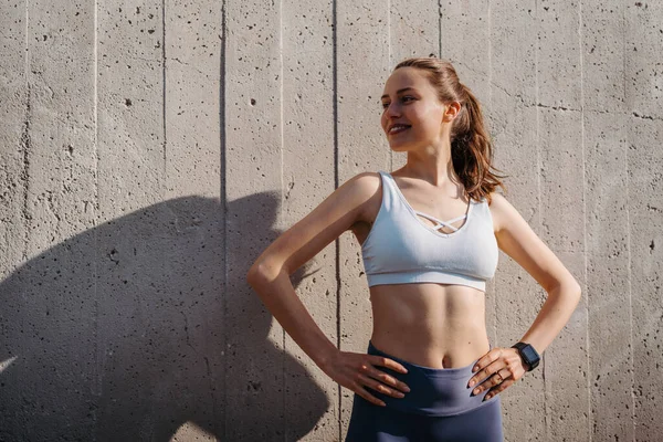 Porträt Einer Jungen Sportlichen Frau Sportbekleidung Die Freien Trainiert Fitness — Stockfoto