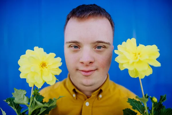 Jovem Feliz Com Síndrome Olhando Para Câmera Segurando Flores Panela — Fotografia de Stock