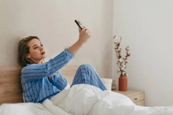 Ung Lycklig Kvinna Tar Selfie Säng — Stockfoto