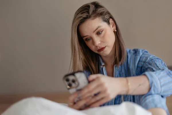 Young Woman Lying Her Bed Scrolling Smartphone — Stock Photo, Image