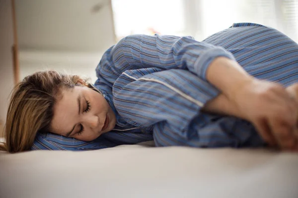 若い女性だけでベッドに横たわって 精神的な健康の概念 — ストック写真