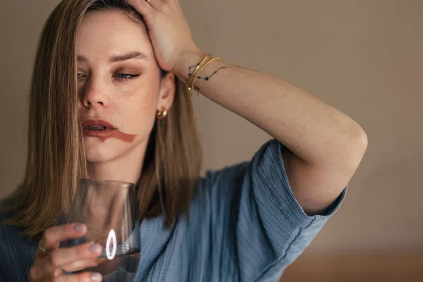 Retrato Mulher Deprimida Com Copo Vinho — Fotografia de Stock
