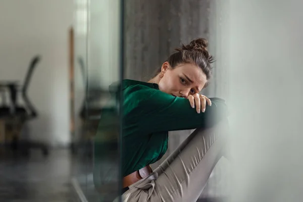 在办公室里的年轻悲伤的女人 面对着工作中的问题 工作倦怠的迹象 工作场所问题 — 图库照片