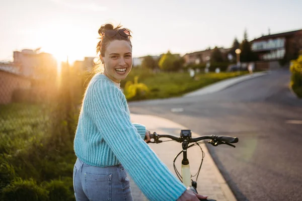 Mujer Joven Una Bicicleta Eléctrica Concepto Desplazamientos Viajes Ecológicos — Foto de Stock